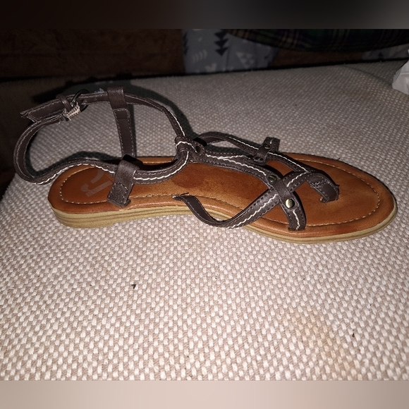 A pair of Report strappy sandals in a size 7. Pre-loved and in good cond… - Picture 3 of 9